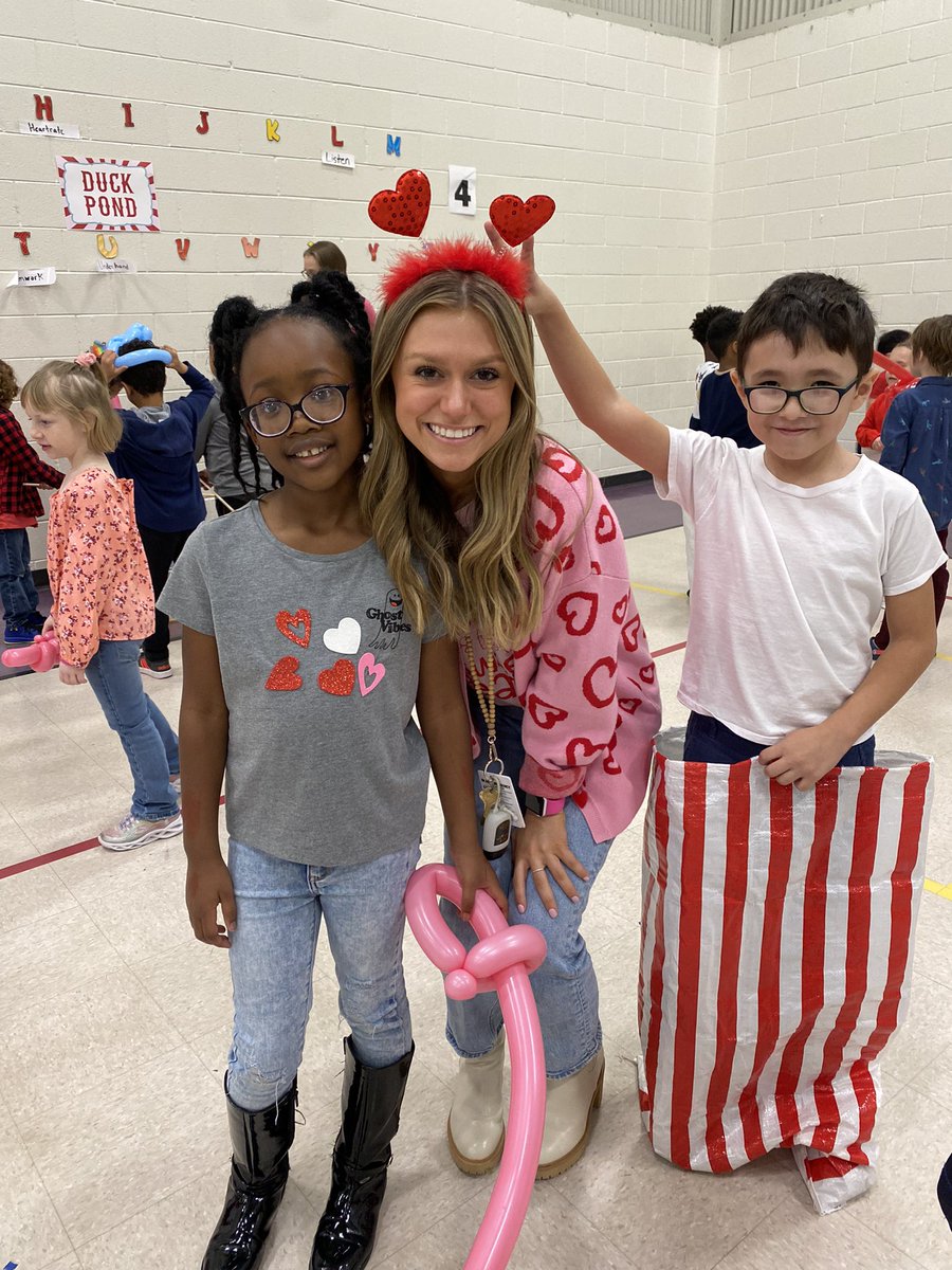MsWomack1st's tweet photo. The firsties had so much fun at our Valentine’s Day Party! We are so thankful to have such an awesome PTA @SpearsElem #FISDmadetoshine https://t.co/I3pg9F20Al