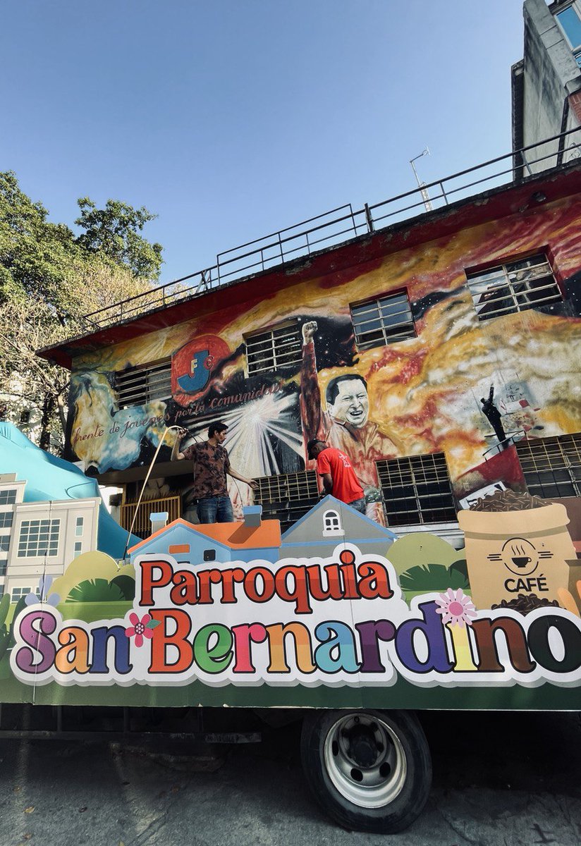 La parroquia San Bernardino casi lista para el desfile en Los Próceres.

Felicito a quienes están participando en la elaboración de estas creaciones fantásticas, llenas de color y simbolismo.

¡Aplausos para todos y todas! 

#ADisfrutarElCarnaval