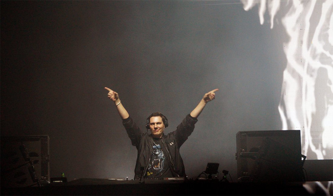tusdj's tweet photo. DJ TIESTO y su increíble show en el Movistar Arena https://t.co/OhRrjKBSZR @tiesto https://t.co/CG8bJDRHtr