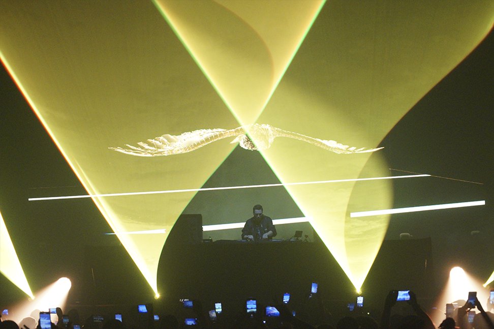 tusdj's tweet photo. DJ TIESTO y su increíble show en el Movistar Arena https://t.co/OhRrjKBSZR @tiesto https://t.co/CG8bJDRHtr