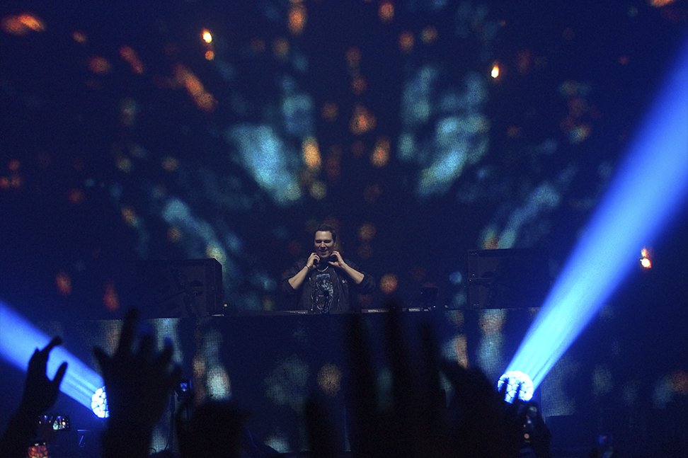 tusdj's tweet photo. DJ TIESTO y su increíble show en el Movistar Arena https://t.co/OhRrjKBSZR @tiesto https://t.co/CG8bJDRHtr
