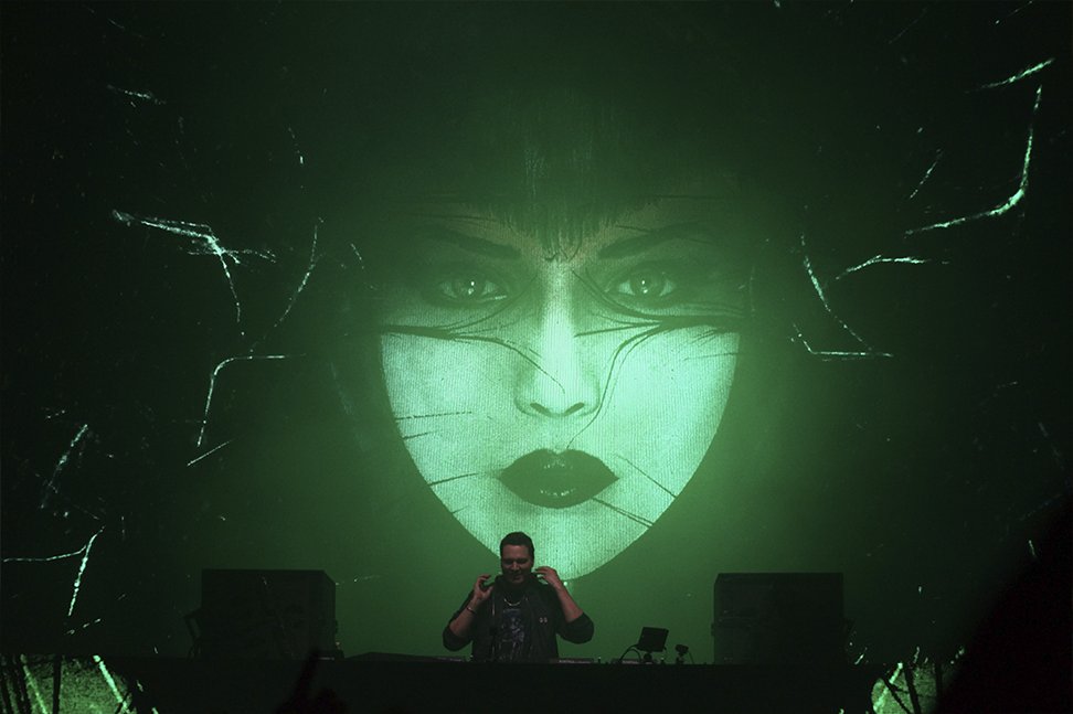 tusdj's tweet photo. DJ TIESTO y su increíble show en el Movistar Arena https://t.co/OhRrjKBSZR @tiesto https://t.co/CG8bJDRHtr