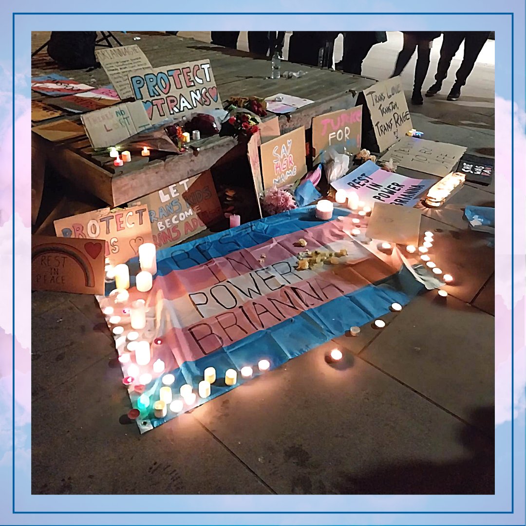 uolsedic_hh's tweet photo. This evening some of our members attended the vigil for Brianna Ghey.
Our hearts go out to everyone affected by both Brianna's death and all of the other trans lives that have been prematurely lost to hatred. Together we will grieve and fight so that more lives aren't lost. https://t.co/2KOLlbnTb4