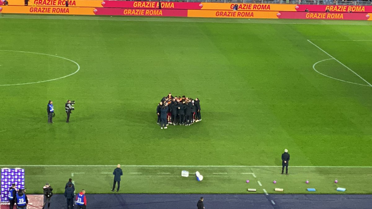 Il discorso di #Mourinho a fine partita con tutta la squadra intorno a lui. L’importanza della vittoria di questa partita per la Roma è racchiusa in questa scena. 

#ASRoma #RomaVerona