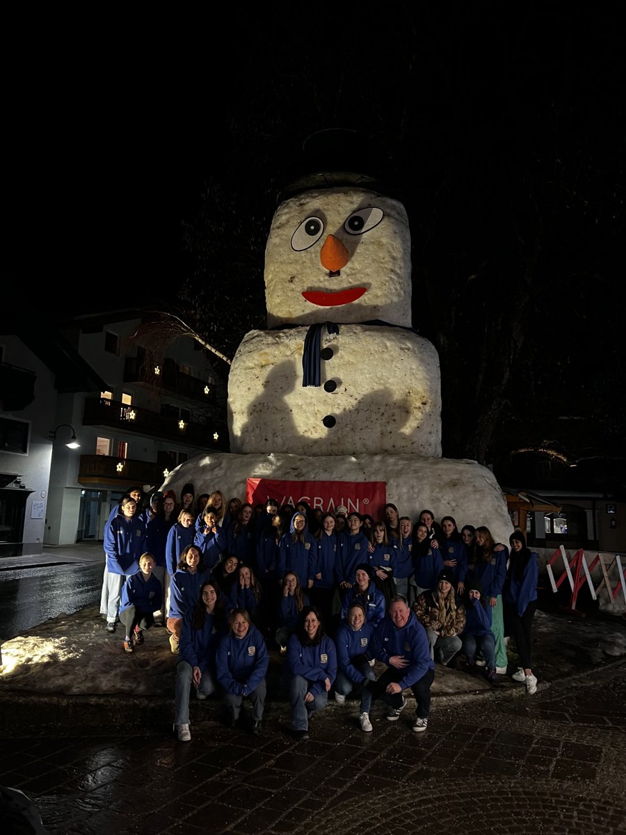 Group photo #NGHSSkiTrip2023