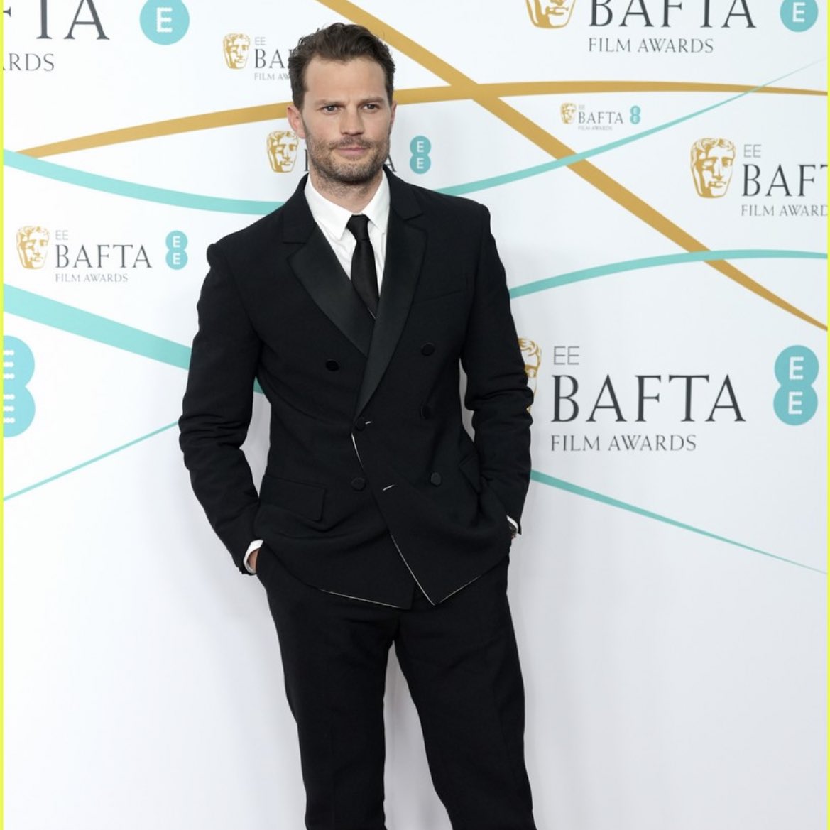 marylou1se's tweet photo. The statue of perfection 😍💓💓💓
#JamieDornan @BAFTA https://t.co/62XuHyDg8j