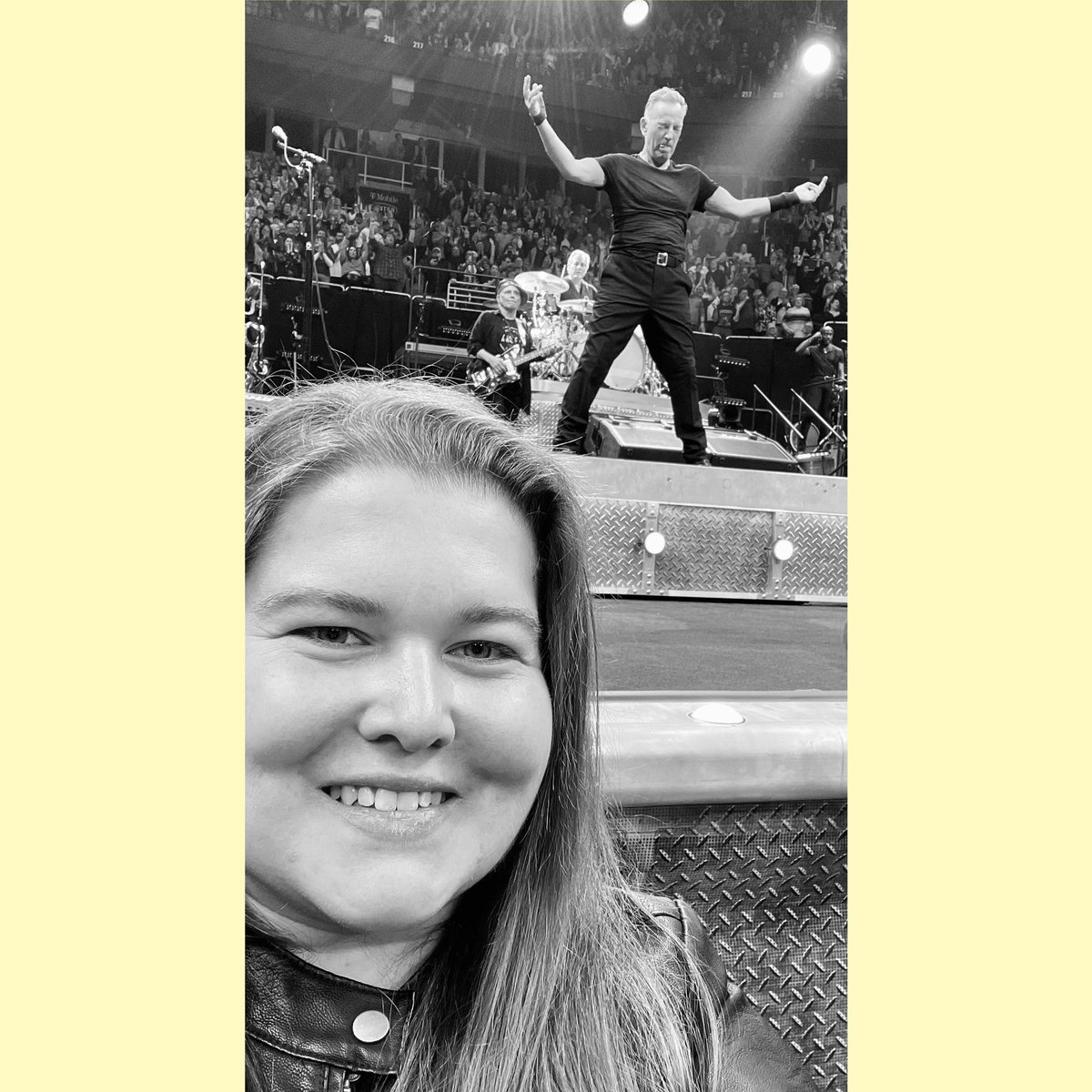 smithkc21's tweet photo. 😝🙌🤍 #BruceSpringsteen #EStreetBand #KansasCity #TMobileCenter #GoofyFace https://t.co/scpLYlzAeQ