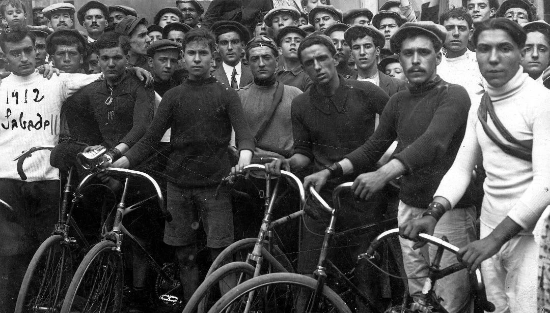 Fotografia d'un grup de ciclistes en una cursa a Sabadel, el 1912.

📷 Desconegut

<a href="/arxiunacional/">Arxiu Nacional</a>

#sabadell #vallesoccidental #historiaambcolor