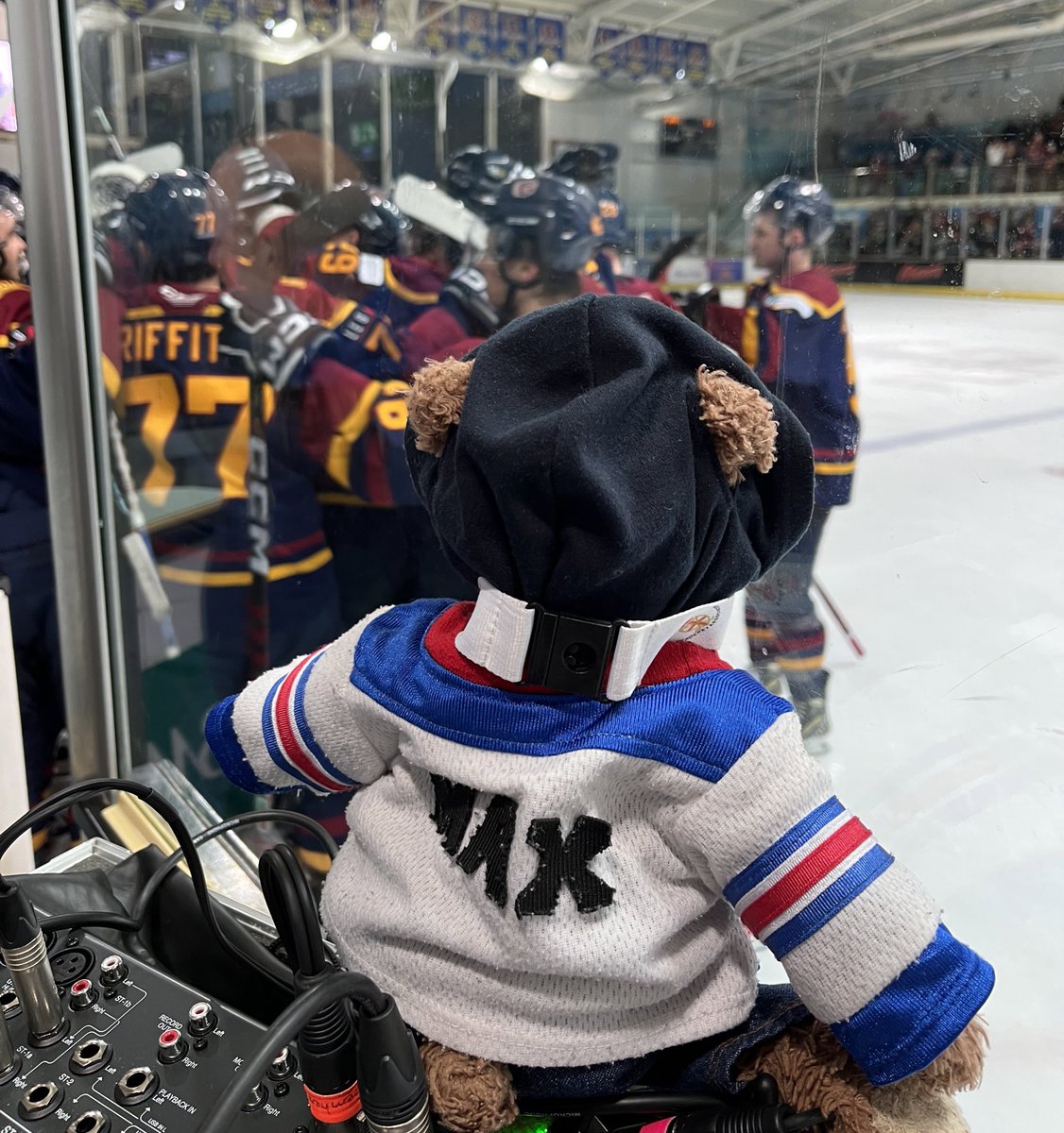 maxdabear's tweet photo. Had the best time at @flamesicehockey tonight and even managed to get in the big winning celebration at the end of the game #flamesihc #guildfordflames https://t.co/WdoPtyoImg