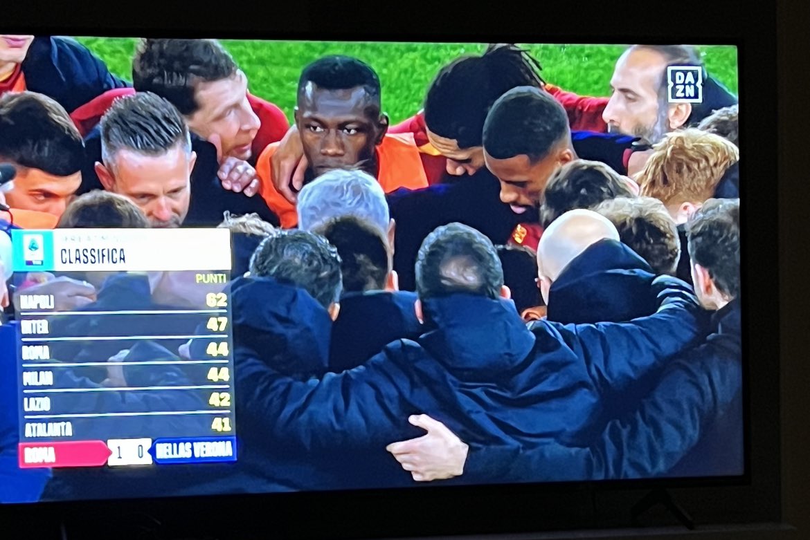 roberti01918030's tweet photo. Continuo credere che quest’uomo sia il vero valore aggiunto di questa squadra. Con buona pace dei suoi detrattori a gettone, nani ciccioni e saltimbanchi delle ore 10
#RomaHellas https://t.co/dhxx7LbeTn