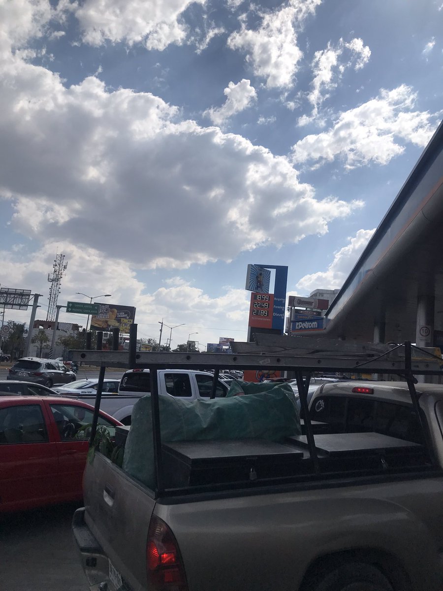 PalosMartin's tweet photo. ¡Felicidades a @kpetrom por dar la gasolina más barata de Guadalajara! Por eso; siempre con filas.  ¿ y las otras pa’ cuando sacrifican un poco sus ganancias @Pemex @oxxogas @GoPetroSeven @TotalEnergiesMX @exxonmobil @shelloilcorp #bpgas @Chevron @repsolmexico ? @rocionahle https://t.co/huxuLoxYRC