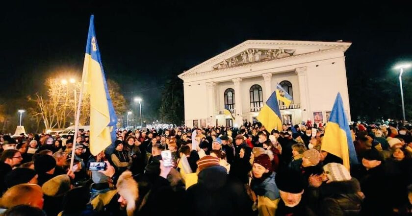 OlenaHalushka's tweet photo. This was Mariupol exactly a year ago. A few days afterwards russians would come again to bomb, kill, exterminate, starve,torture, kidnap, or deport these people, turning the theater in the background into a big mass grave. All Mariupol residents wanted was a peaceful life at home https://t.co/byorXJ9H1j