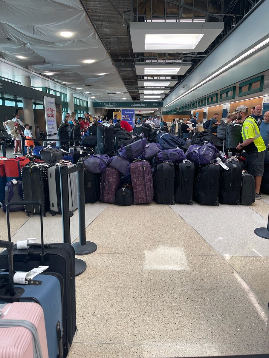 midwivesdeliver's tweet photo. @SouthwestAir this is your check in at Sarasota. #wheresmybag https://t.co/BrZZQtRecD
