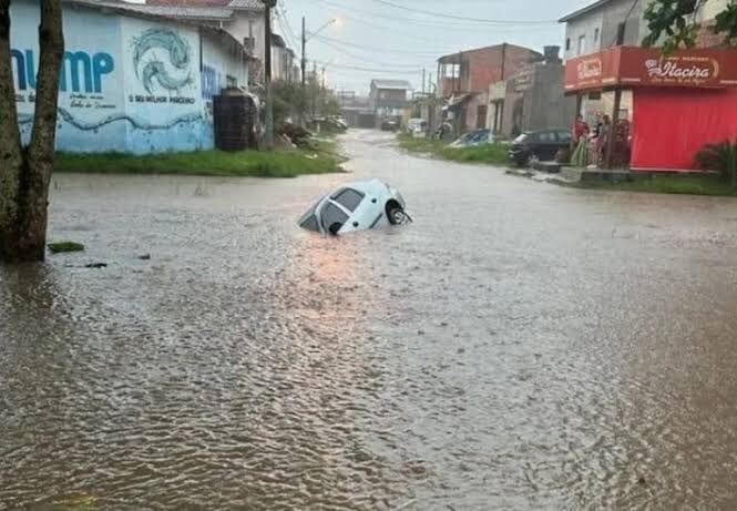 NewsAnjo's tweet photo. Já são 19 mortos, vítimas das trovoadas que atingem o litoral norte de São Paulo. Prefeitos dos Municípios  da região já decretam estado de calamidade pública! 

#calamidadepublica #litoralnorte #SP #litoral #saopaulo #ChuvaSP #chuvas #trovoadas #vitimas #Brasil #news #Noticia https://t.co/1gJJwHI18M