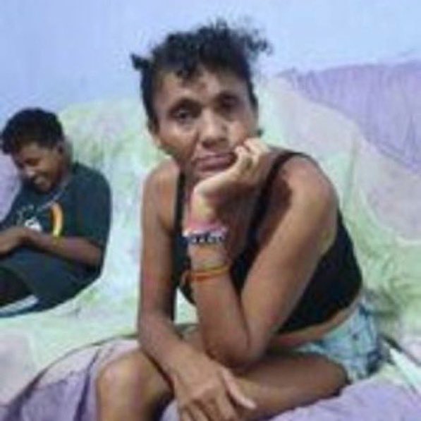 summertarot's tweet photo. Quando sua linguagem de amor é atos de serviço você faz de tudo pela pessoa, constrói uma casa até por ela aí ela vira pra você e fala :   " mas você n fala q me ama " você fica assim. ............ https://t.co/UwWIiE164S