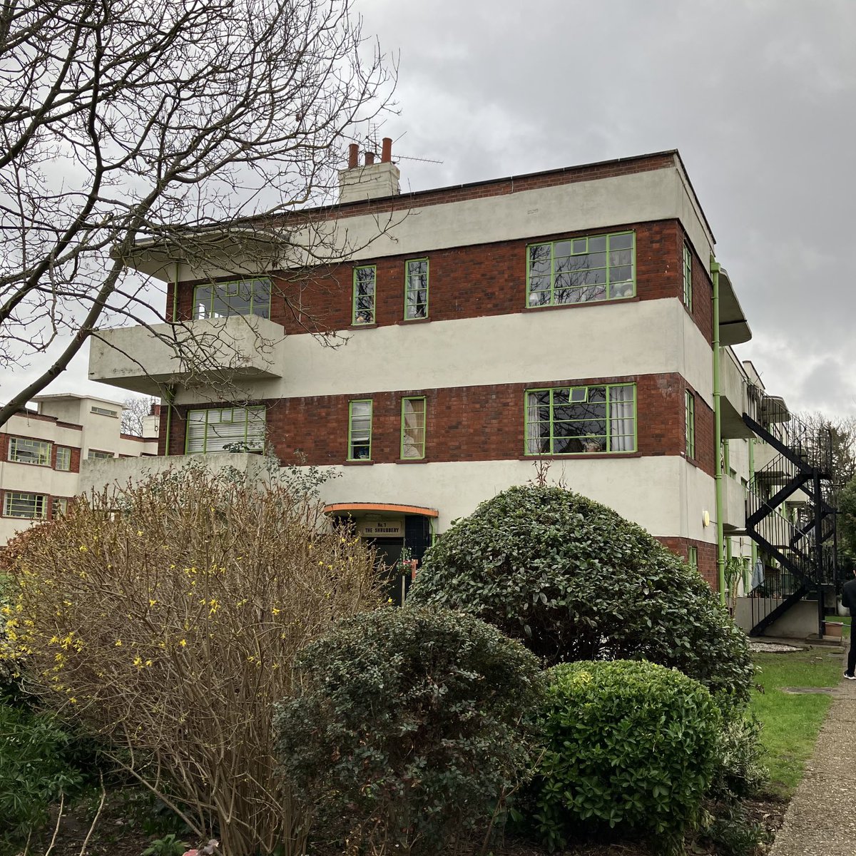 joannaofottawa's tweet photo. Stumbled upon The Shrubbery in Wanstead. Designed in 1935 by Cockett, Henderson & Gillow in a moderne and Art Deco style. Still with its Crittall steel framed windows intact. An absolute gem.
#ModerneStyle #ArtDeco #TheShrubbery #Wanstead #architecture https://t.co/t5HsoHfgZA