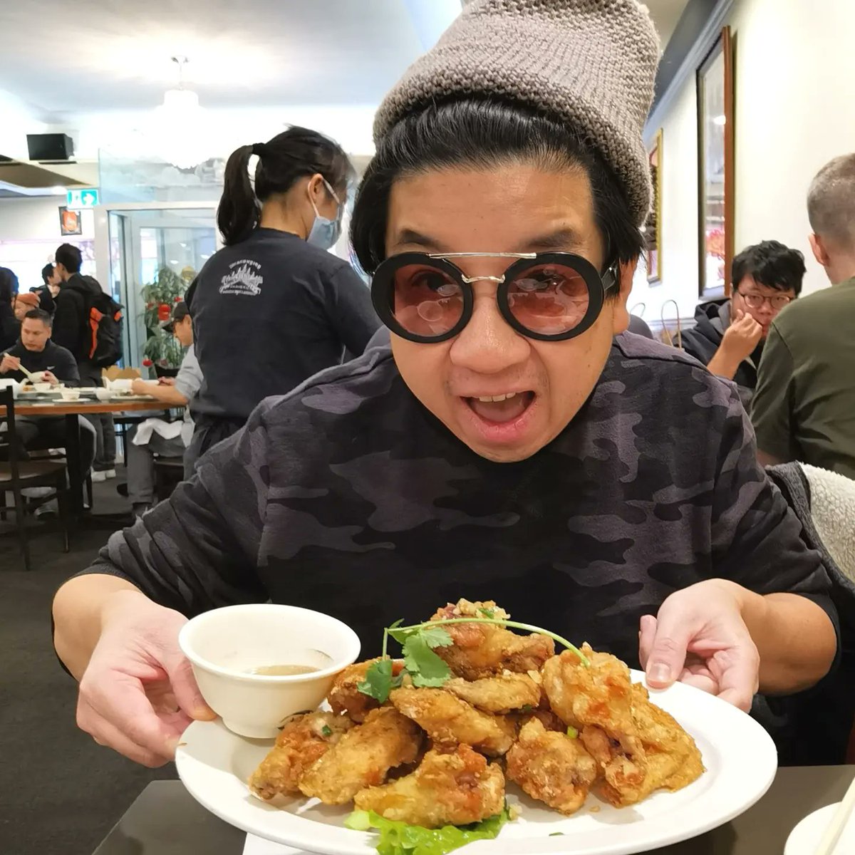 MoVernie's tweet photo. Every table orders fried garlic crispy chicken wings. It's a MUST ORDER!
These wings were indeed delish, smells amazing, golden crispy skin, juicy inside with its secret signature lemon pepper dipping sauce.
#phnompenh #phnompenhvancouver #vancouverchinatown #famous #MUSTORDER https://t.co/PAYME7aQKi