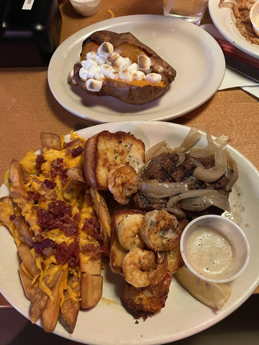colelep's tweet photo. been a minute since i’ve been at the roadhouse out in texas 🤠 https://t.co/nxuOIMcOj8
