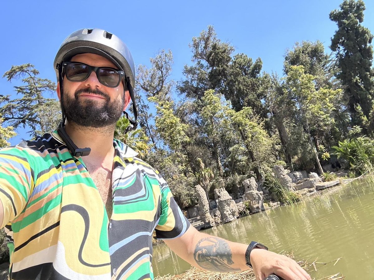 CapuchaCreativa's tweet photo. No tuvo vacaciones, ha trabajado como ninguno desde que asumió como Presidente, en las emergencias se saca la cresta...pero para cierta gente no tiene derecho a salir un domingo en bici. Tamos claros que criticar esto es envidia 😎 @GabrielBoric https://t.co/ynEBSjrqQ4