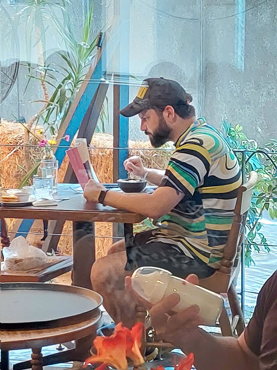 CapuchaCreativa's tweet photo. No tuvo vacaciones, ha trabajado como ninguno desde que asumió como Presidente, en las emergencias se saca la cresta...pero para cierta gente no tiene derecho a salir un domingo en bici. Tamos claros que criticar esto es envidia 😎 @GabrielBoric https://t.co/ynEBSjrqQ4