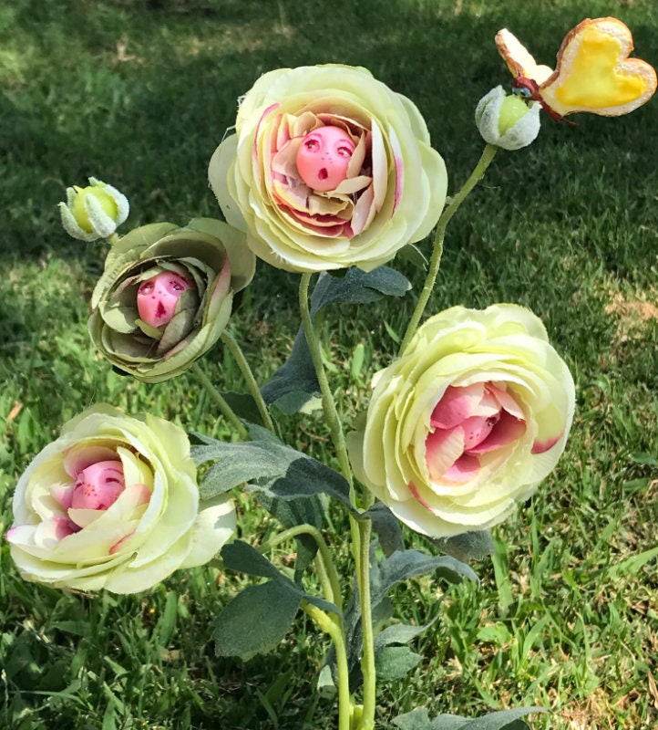 Really love this, from the Etsy shop SUTHERLANDDOLLART. etsy.me/3Z4IBby #etsy #aliceinwonderland #talkingflowers #singingflower #jennifersutherland #resin #acrylicpaint #silkflowers #imagination #sutherlanddollart