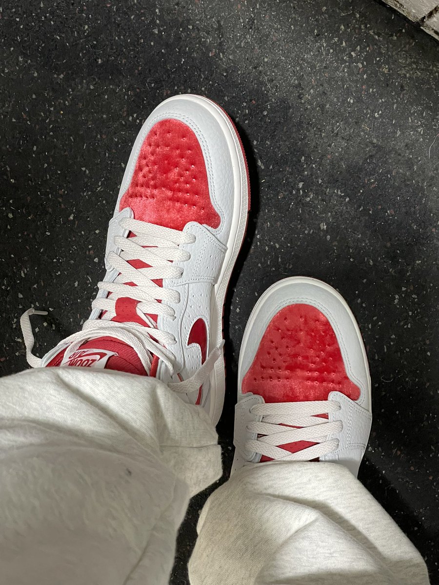 80vivian's tweet photo. โค๏ธ Sunday Funday โค๏ธ I kind of love these! What do you think? #KOTD #sneakertwitter #Jordan1 #RetroHigh #SNKRS #snkrtwitter #sneakerhead #GirlsLoveSneakersToo #SNKRSLiveHeatingUp @nikestore @NikeNYC @Nike #ValentineDay https://t.co/tpmz3KeaJn