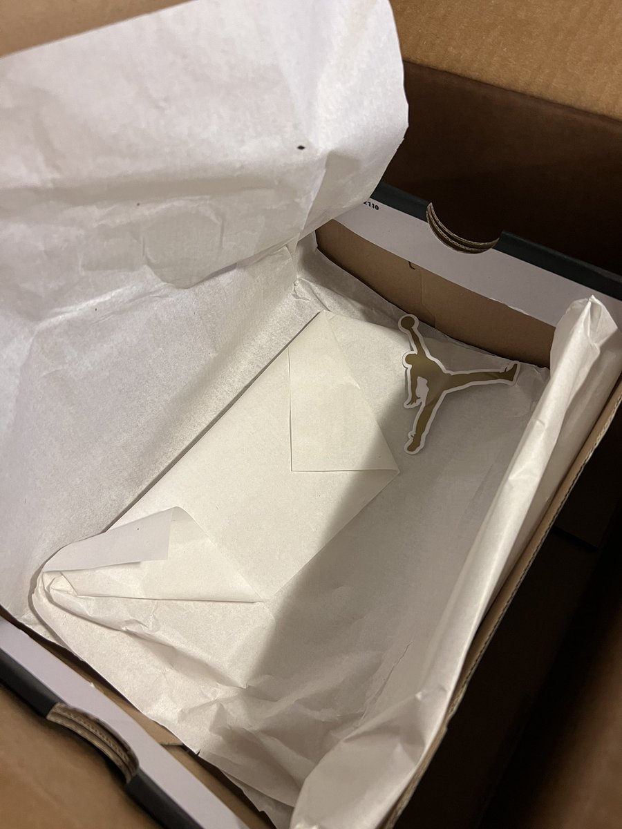 Myleigha2's tweet photo. @goatapp @goatsupport GOAT JUST SENT MY SISTER AN EMPTY BOX! 😳 https://t.co/M0x6B9ATTH