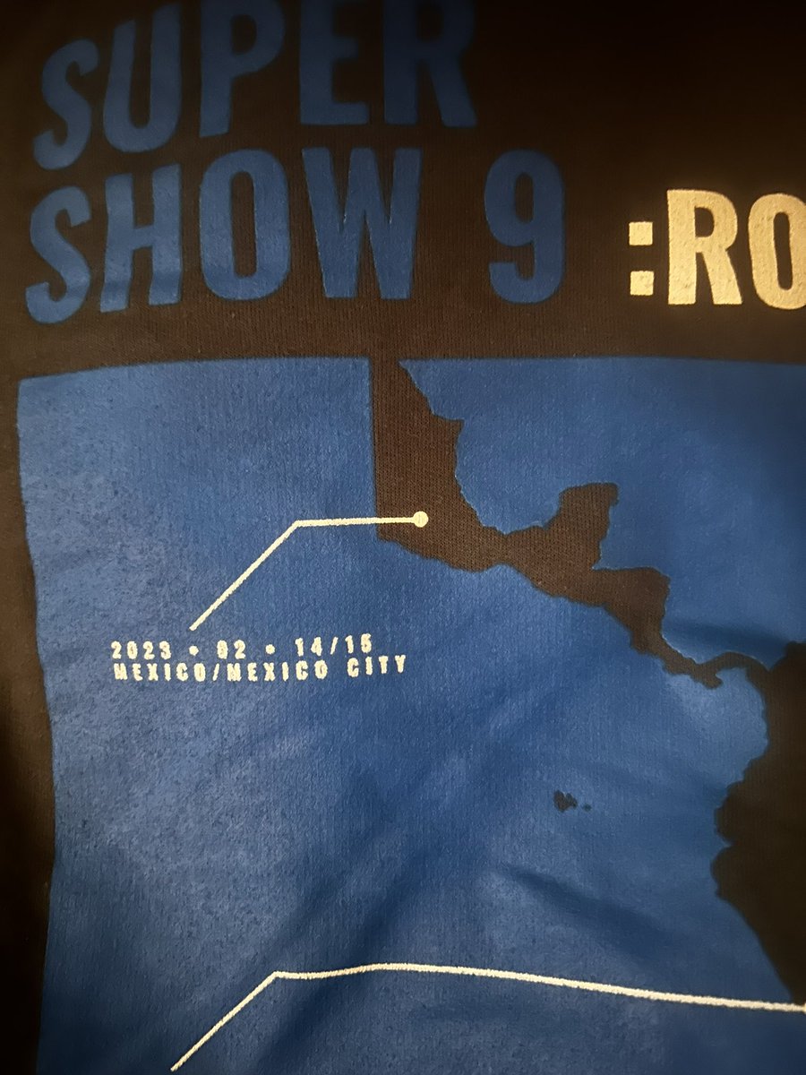 pauchiscloud's tweet photo. Nos cortaron a la mitad 🇲🇽 . La verdad los productos oficiales se veían de dudosa procedencia 🤣🤣🤣🤣 los piratas estaban más lindos.
Al menos sale Oaxaca 😅😅😅
Encargados de @SJofficial de estos diseños, ahí para la otra te encargo que al menos no nos cortes 😒 https://t.co/JMlLEKvcxb