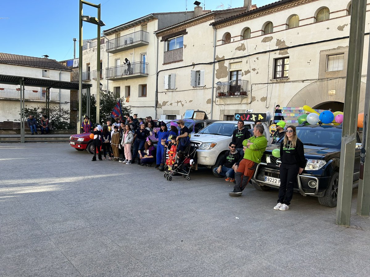 Jean_Abella's tweet photo. Cap de setmana de preparatius de #LaGuixa d’Isona 🎉🦴🍜
#Plega #Carnestoltes https://t.co/1lAQ8BC8RH