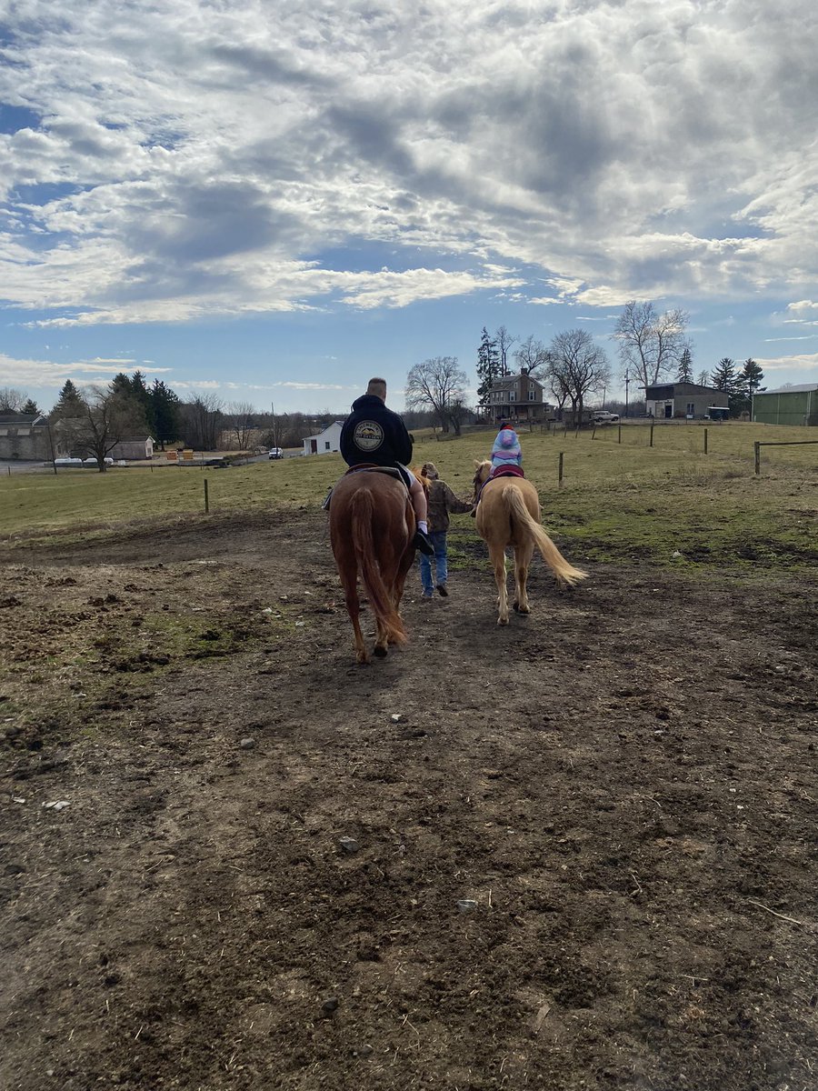 tech_rob's tweet photo. Skipped skiing today today to spend some time on the farm with @LillyLori17 and the kids, #horsetherapy #farmtherapy we couldn’t ride today because we both have busted ankles now😩 https://t.co/KGJaKhKZSo