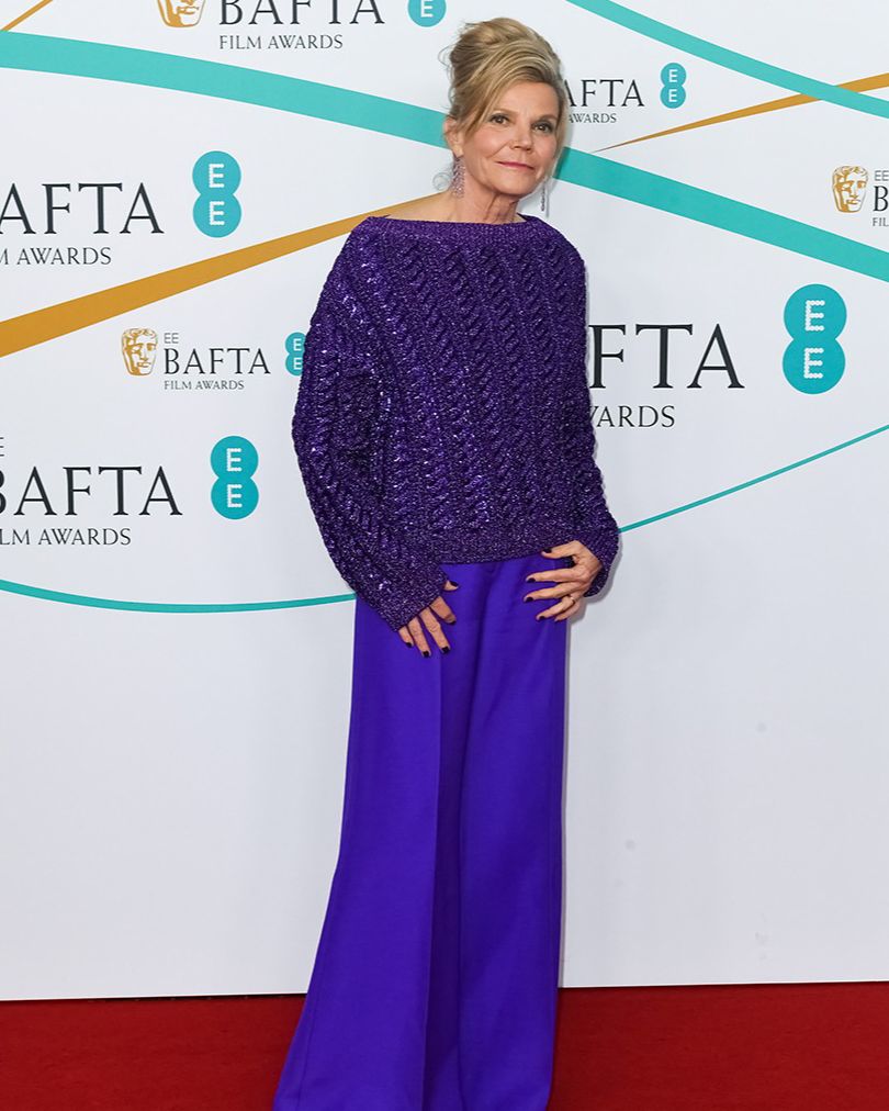 MaisonValentino's tweet photo. This evening in London, #NicolaCoughlan attended the #EEBAFTAs in a white satin dress with black lace and electric blue silk crêpe from #AnatomyOfCouture
For the event, #Solrey opted for a full purple look, including a dark purple sweater and tailored lilac trousers. https://t.co/qtx3o83zzA