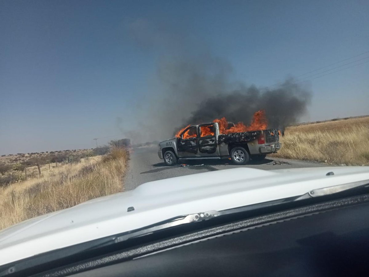 RFInforma's tweet photo. REGRESA LA VIOLENCIA A LAS CARRETERAS DE ZACATECAS
#RFInforma #Zacatecas domingo 19 de febrero de 2023.
#Policiaca #Inseguridad #narcos #violencia
Carreteras con poncha llantas, vehículos incendiados .por favor no transite por esas zonas es riesgo de 💀 https://t.co/Bjn6T7YCej