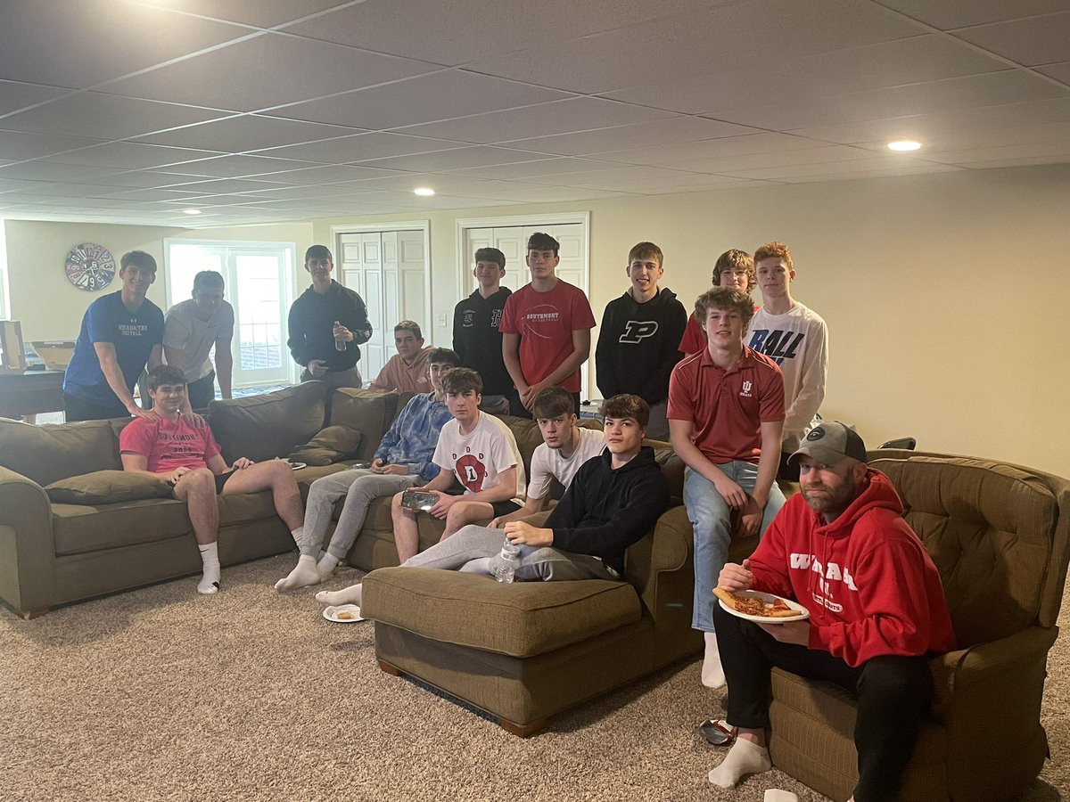 juliejhess's tweet photo. Preparing for sectional with pizza and draw party! @IHSAAtv @SHS_BasketbaII @mountie_maniacs @SouthmontSrHigh #MountieUp https://t.co/j4NYMZFUHj