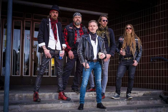 <a href="/CrewStanding/">Standing Crew</a> 
“Burn in Hell (Like Me)” è il singolo degli Standing Crew.
Questa uscita è il primo singolo ufficiale con il nuovo frontman Mr. Fire, dall'ultima uscita del singolo di Natale "First Noel" all'inizio di dicembre