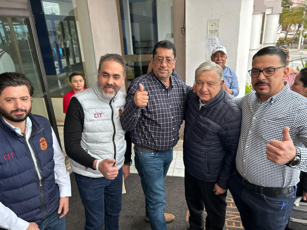 michelleriveraa's tweet photo. Hoy integrantes de la #Sección65 de #Cananea se reunieron con el presidente @lopezobrador_ para dar seguimiento a sus peticiones.

En la carta piden NO resolver conflicto usando parámetros internacionales como lo quieren proponer funcionarios de @SEGOB_mx  👇🏻 https://t.co/wNUZ1NYLh5