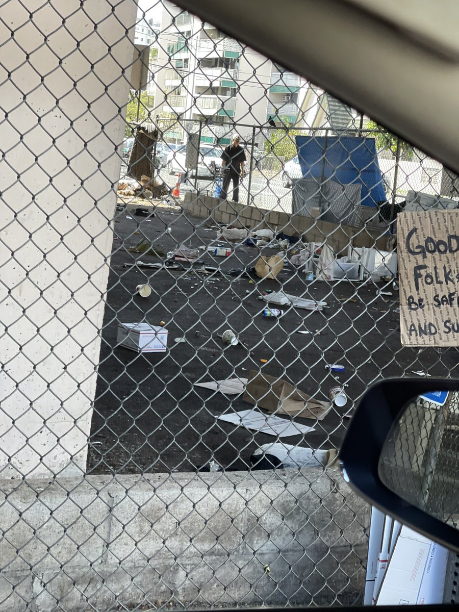 KalopaMom's tweet photo. @MayorRickHNL how can we clean this up? Corner of Piikoi and Lunalilo. https://t.co/HEqcRhI4ro