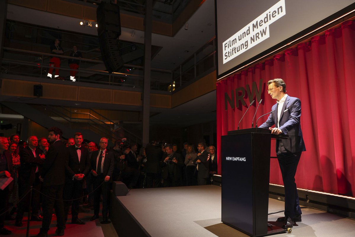 landnrw's tweet photo. Vorhang auf &amp; Bühne frei für den 20. #NRWberlinale-Empfang in der Landesvertretung Berlin. MP @HendrikWuest &amp; @filmedienrw empfangen über 1.000 Gäste. Insgesamt 15 Filme im Festival sind mit Unterstützung aus #NRW entstanden. 3 davon sind im Wettbewerb um den Goldenen Bären. https://t.co/ZN5nnsZsAR