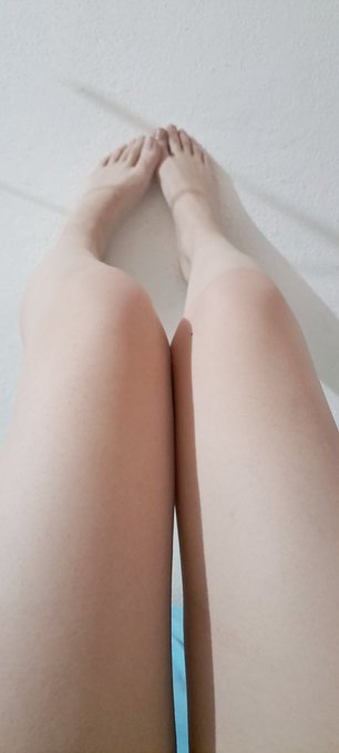 2 pic. Piernas ricas, quien las abre? 
???

#feet #feetpicsforsales #feetfethish @Feetfinder #PiesDescalzos