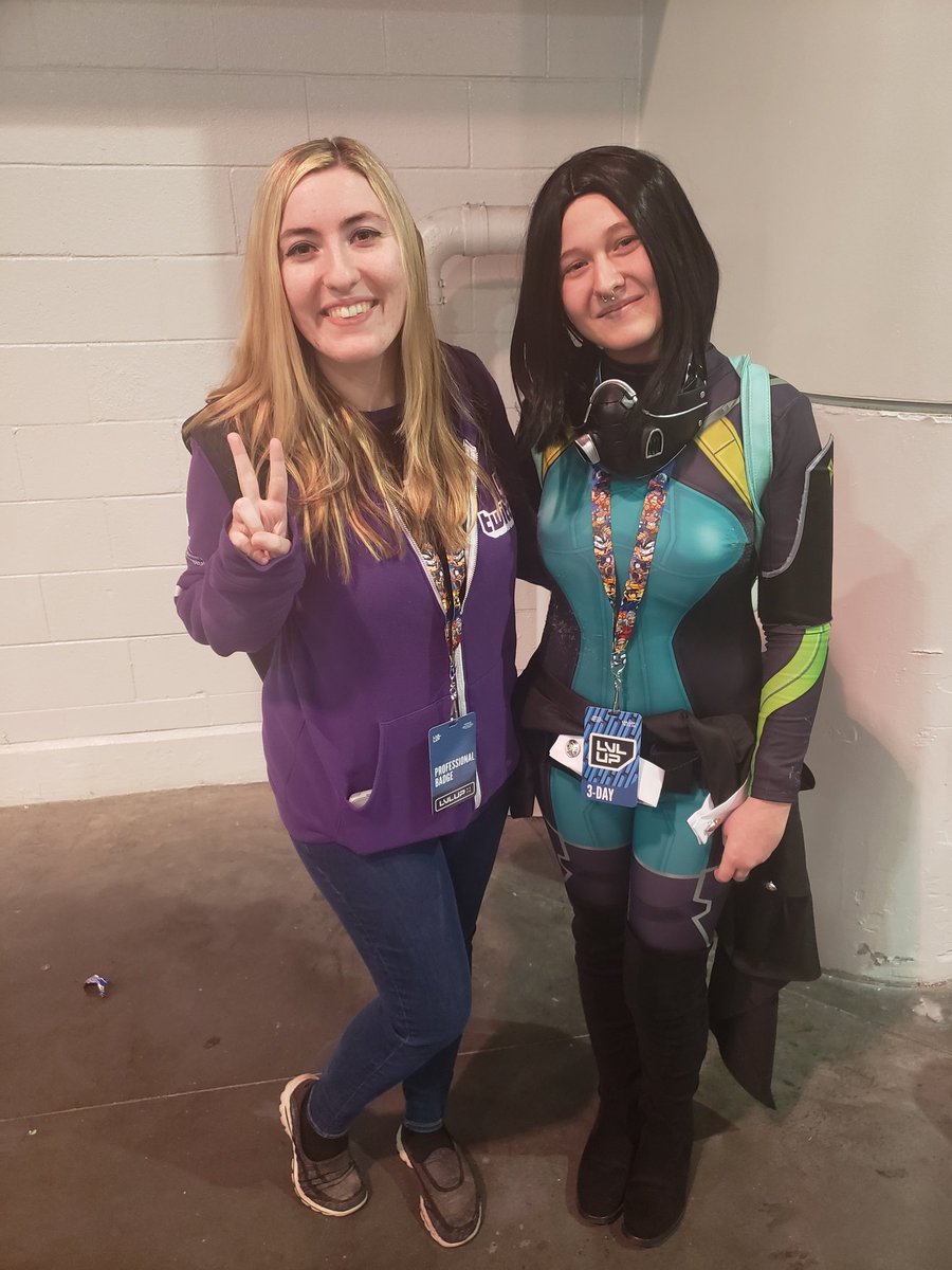 HayleyRocks5's tweet photo. I got to meet the lovely friendo @StephOfAnime today! I was also cosplaying viper from valorant! It was so nice to finally meet your Steph!! ❤❤ https://t.co/z6nriGe7wh