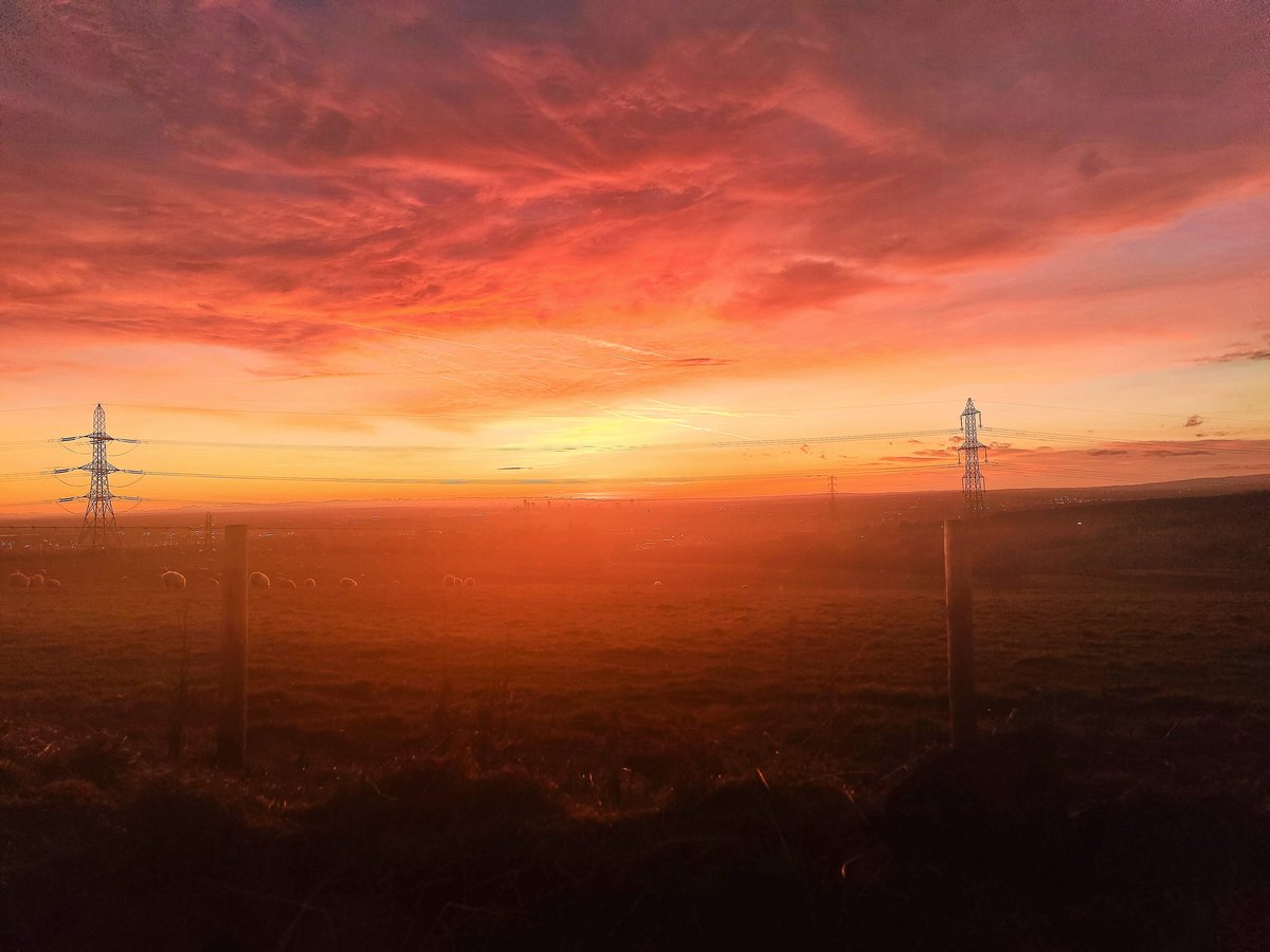jonworrall's tweet photo. @GranadaReports stunning sun over Manchester centre taken from mossley hills, feel free to use it😉 https://t.co/A3kV6aiWKD