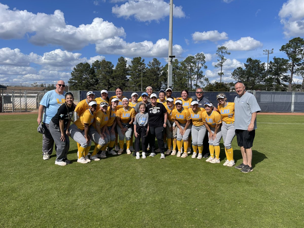LIUSoftball's tweet photo. Always nice to see Alumni at our games on the road @jessicabottoms_evans Thanks for coming out and bringing the kids to meet the team! #liusb https://t.co/LMgYebGQf9