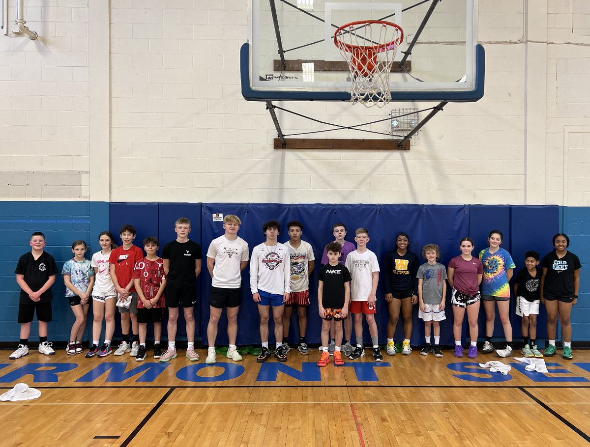 CoachReignMaker's tweet photo. They keep coming from everywhere to get better with Coach. From Morgantown to Hampshire to Calhoun County players are coming to put in the work. The parents say what we do is DIFFERENT. They’re exactly right! That’s why we continue to see improvement in our kids❗️#SkillzSessionz https://t.co/ADpoivliuN