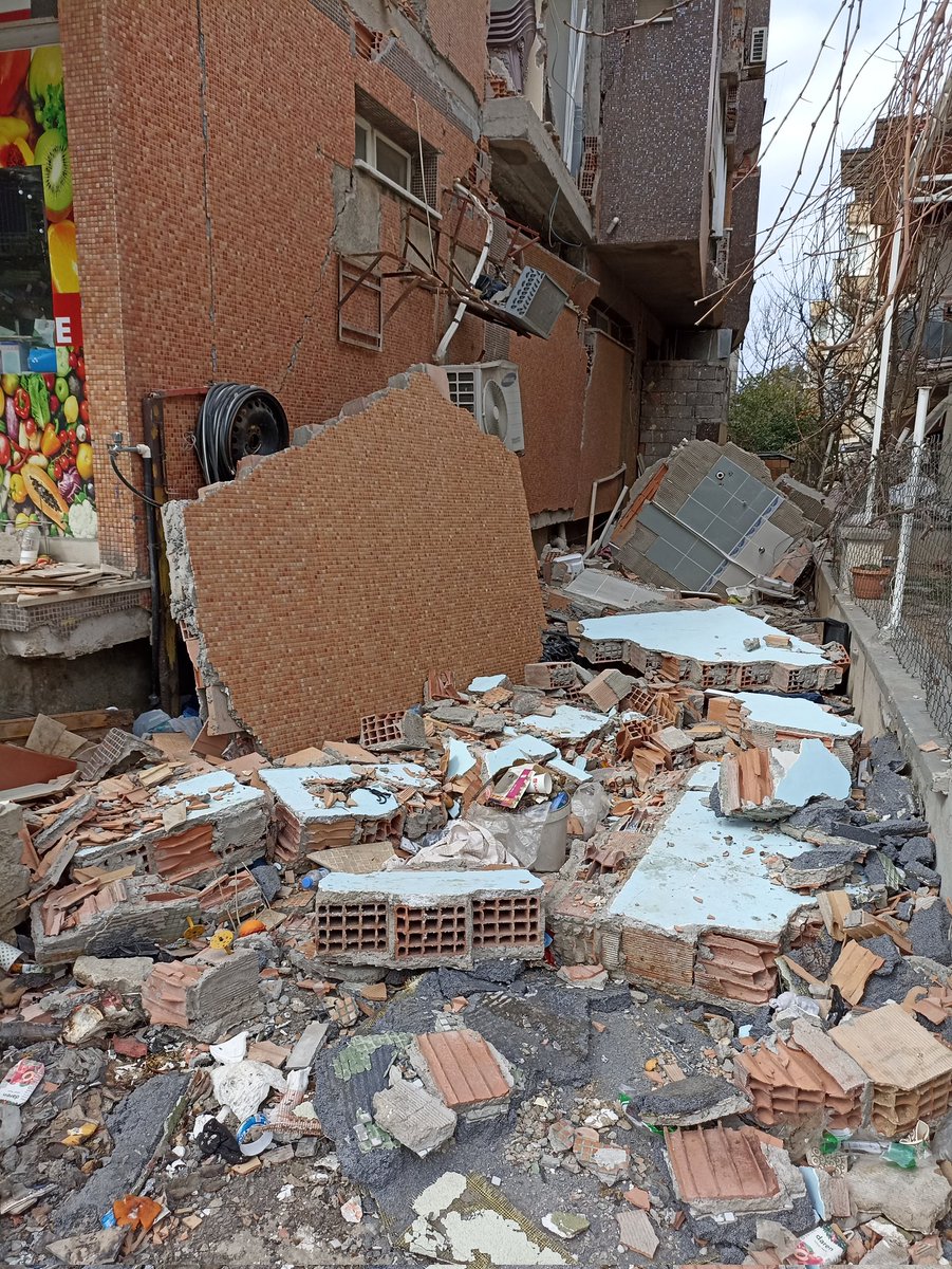 EYTERCAN31's tweet photo. Benim acil paraya acil emekli olmaya ihtiyacım var dünyaya evim başıma yıkıldı dışarı soğuk ayaz https://t.co/OCIvQtxgMH