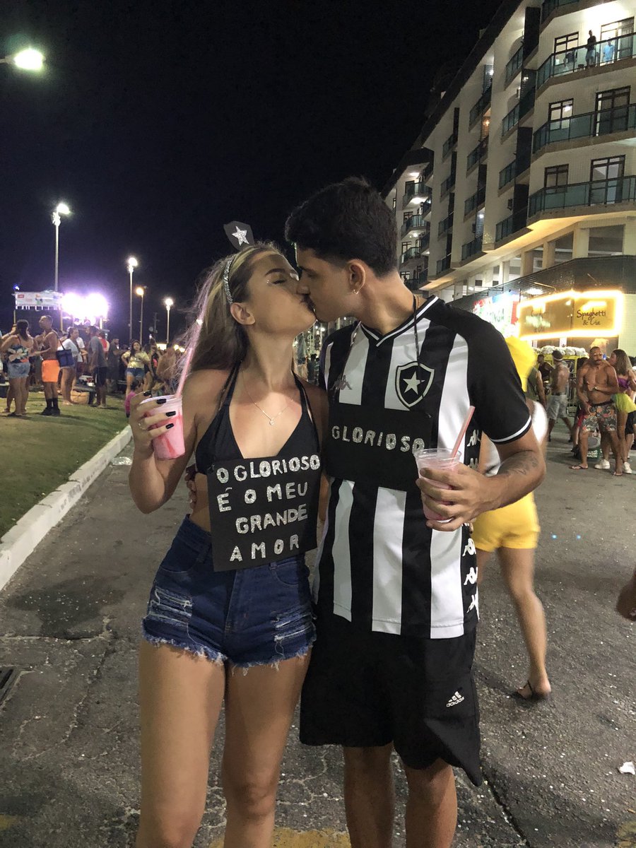 Botafogo's tweet photo. O time do amor! 🤍 

É o Glorioso pelos blocos da Cidade! 🎉 

Marca o @ de quem vai curtir o carnaval de Fogão! 🚀🔥 https://t.co/U4ufdqj8tS