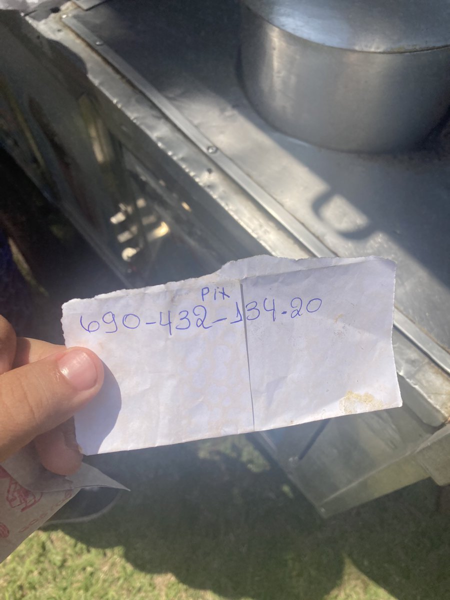 pedrogaude's tweet photo. hoje uma senhora vendendo churros me deu um de graça pq não tinha sinal e eu prometi a ela que faria o pix do valor e ela disse que não precisava. mas é óbvio que vou fazer. queria tanto que isso viralizasse pra que ela tenha um resto de carnaval tranquilo e longe do calor… https://t.co/ALErDrWI3u