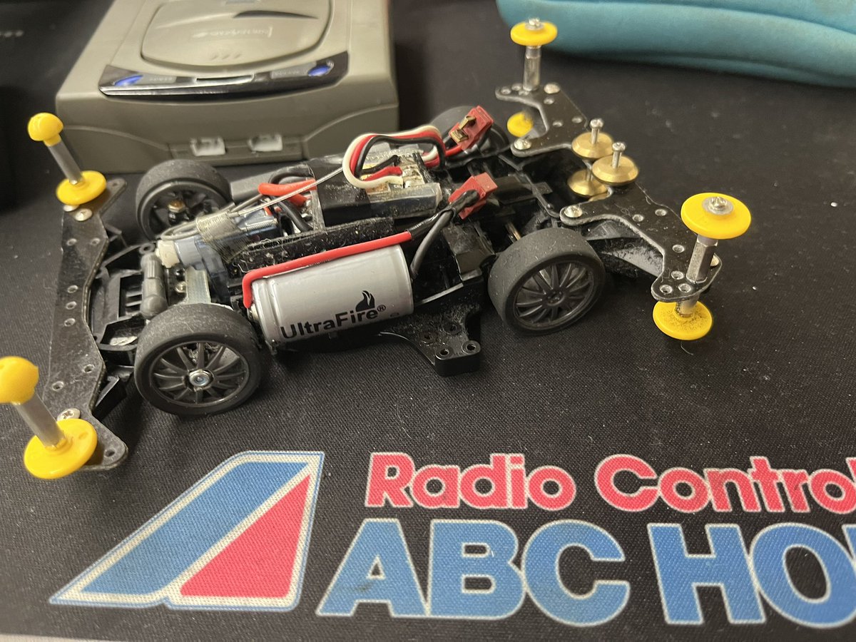 akrmrt782's tweet photo. 5時間集中ですが、多分約8年ぶりくらいに #ウエストミニッツリンク に行きカーペットコースと店長とのトークを堪能しました。
GLF-1は調子にのるぐらい好調でしたが、終盤でウイング取付ビスを折ってしまいました。
MA CHASSISは、アップデートの必要性を感じました。
#GLRACING
#YYラジコン倶楽部 https://t.co/aKd9xmJUPk