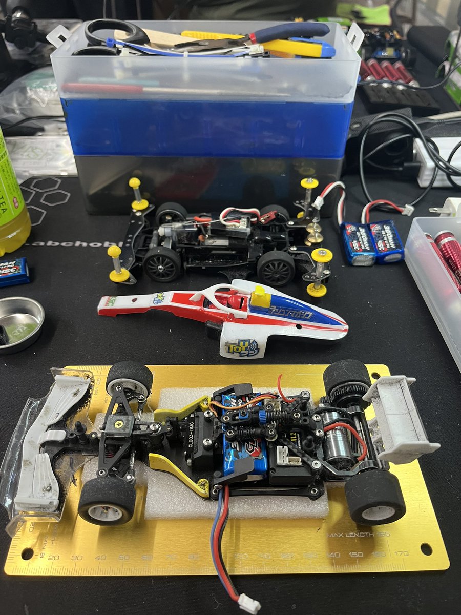 akrmrt782's tweet photo. 5時間集中ですが、多分約8年ぶりくらいに #ウエストミニッツリンク に行きカーペットコースと店長とのトークを堪能しました。
GLF-1は調子にのるぐらい好調でしたが、終盤でウイング取付ビスを折ってしまいました。
MA CHASSISは、アップデートの必要性を感じました。
#GLRACING
#YYラジコン倶楽部 https://t.co/aKd9xmJUPk