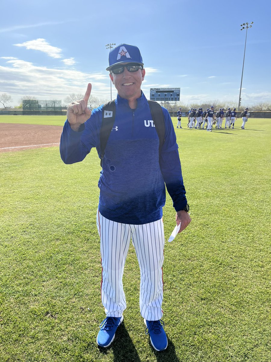 UTAMavsBSB's tweet photo. 𝐅𝐈𝐑𝐒𝐓 𝐎𝐅 𝐌𝐀𝐍𝐘

@CoachVanHook picks up his first career win as the head coach of the Mavs

#BuckEm🐎 https://t.co/ivWwEwIujO