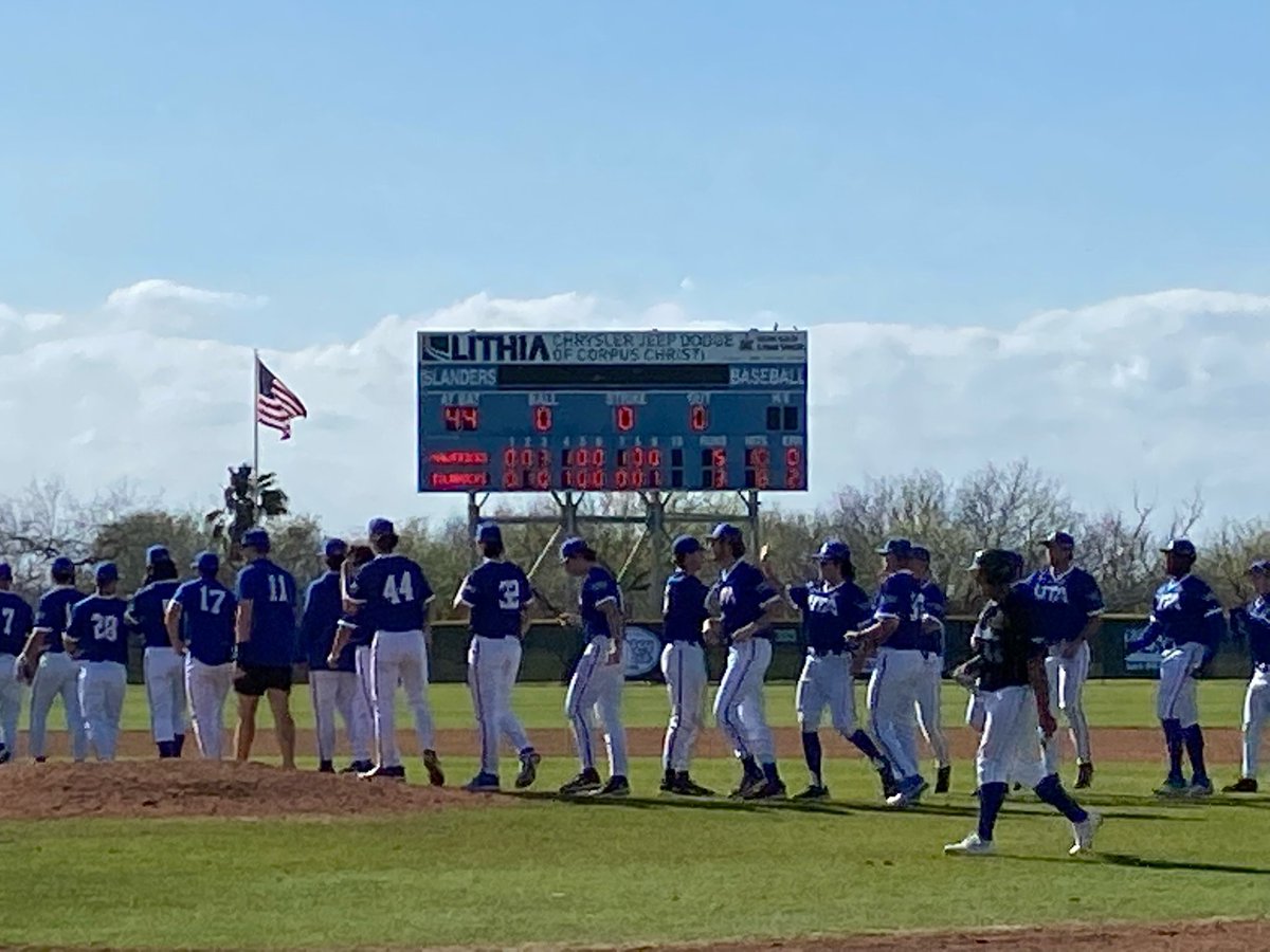 UTAMavsBSB's tweet photo. 𝐅𝐈𝐑𝐒𝐓 𝐎𝐅 𝐌𝐀𝐍𝐘

@CoachVanHook picks up his first career win as the head coach of the Mavs

#BuckEm🐎 https://t.co/ivWwEwIujO