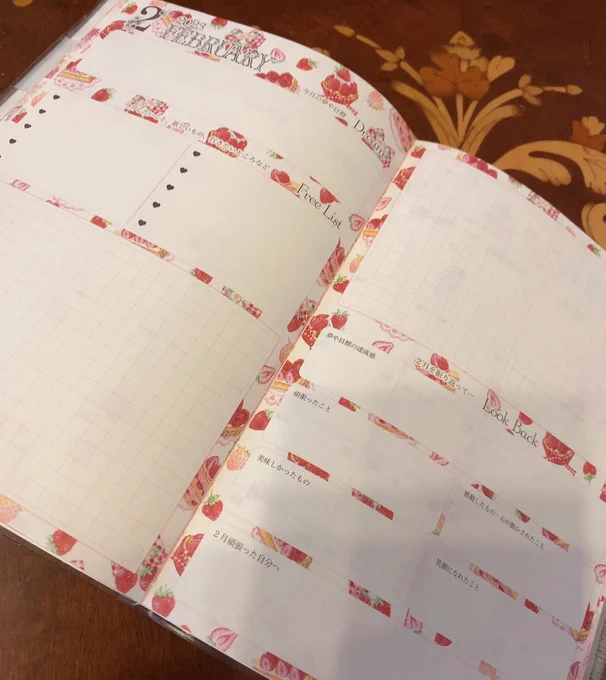 昨日のコミティアで前向きになれたので、帰り道、数年ぶりに手帳を買いました。毎月したいことや振り返りも書ける。こういう白紙をやりたいことで埋めるのすごい好き(*'꒳`*)次は5月のデザフェスで洋服を出すのが目標です 